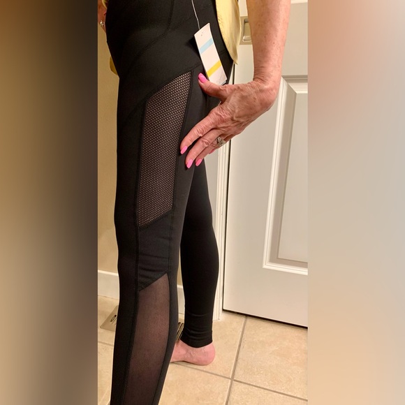 NWT ZELLA HIGH COMPRESSION YOGA PANTS💕THESE FIT LIKE A GLOVE & HUG THE BODY.💕 - Picture 3 of 9
